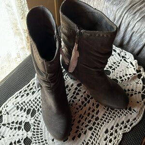 Minnetonka Women’s Boots, Leather suede, size 7M